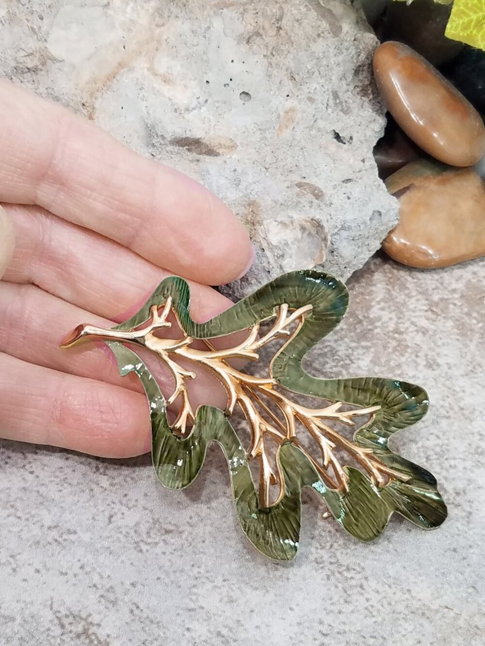 Vintage Signed Sarah Coventry Olive Green Enamel Gold Tone Oak Leaf Brooch